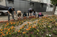 '영화 도시농부' 공동체 회원들이 벽돌을 쌓아 텃밭정원 앞 화단을 정비하고 있다. 