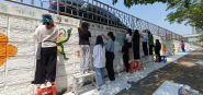 조원1동 마을만들기협의회, 청소년 자원봉사자, 동장 등이 수원이 벽화에 색을 더하고 있다. 
