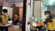 경기도 깔끄미 사업 업체 직원들이 대상자의 집을 청소하고 있다. 