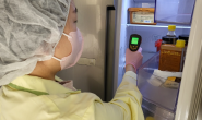 점검반이 음식물이 보관된 냉장고 내부 온도를 측정하고 있다.