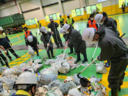 자원회수시설에서 연무동 동직원들이 쓰레기 봉투 파봉을 하고 있다.