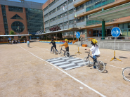 자전거 주행 연습을 해보는 팔달초등학교 학생들 모습