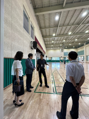 원천초등학교 관계자와 경기도학교안전공제회 관계자가 체육관을 둘러보고 있다. 