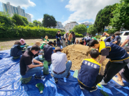 영통2동 직원들과 단체원들이 모래주머니를 제작하고 있다.