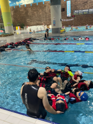 생존수영 방법들을 배우는 학생들의 모습