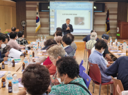 노인 지도자의 리더십을 강조하는 김태영 강사