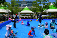 어린이들이 수원시청 맞은편 올림픽공원에 마련된 무료 물놀이장에서 물놀이를 하고 있다.