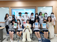 상촌중학교 오현미 사서교사와 도서부(북멘토) 학생들