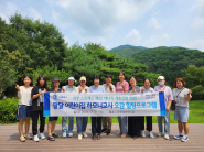 팔달구 어린이집 하모니교사가 모여 기념사진을 촬영하고 있다.