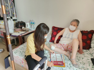 호매실동 행정복지센터 간호사가 어르신에게 필요한 질환 교육을 실시하고 있다.