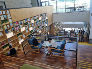 계단식 도서관인 광교푸른숲도서관에서 독서를 즐기고 있다. 