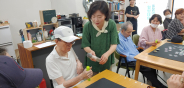 어르신들을 위한 보드게임, 뇌크리에이션 수업을 하는 김영언 강사님