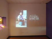 용담 안점순 할머니 영상을 수원시가족여성회관 문화관 1층 기억의 방 전시실에서 만나볼 수 있다.