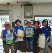 바르게살기위원회에서 식당에 남은 용기를 전달하고 있다