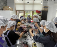 푸드업사이클링 주민참여단 곤약젤리를 만들고 있어요.