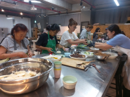 사찰음식 만들기를 진행하고 있는 모습