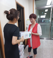 입북동 지역사회보장협의체이 다자녀 가정에 계절과일을 지원했다.