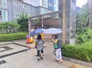 아파트 입구에서 대피소로 안내