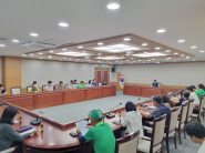 동 행정민원팀장 등 참석자들이 회의내용을 청취하고 있다.