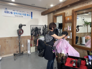 세류2동 주민자치회에서 찾아가는 미용봉사 활동을 실시하고 있다. 