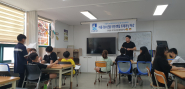 문상철 강연자가 아이들에게 강의를 하고 있다.