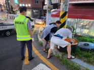 광고물관리팀 팀원들이 장안구 관내 일대에서 불법 에어라이트 계도를 하고 있다.
