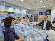 호매실동 지역사회보장협의체는 저소득 홀몸어르신 및 장애인 등 5가구에 이불 빨래서비스를 제공했다.