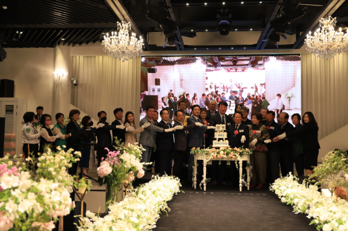 참석내빈들이 모여 기념 케이크 커팅식을 진행하고 있다.