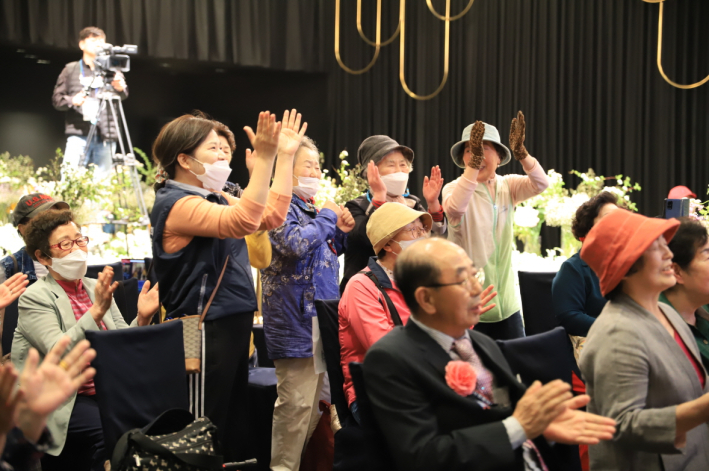 경로잔치 참석 어르신들이 공연을 보며 흥겨워하시고 있다.