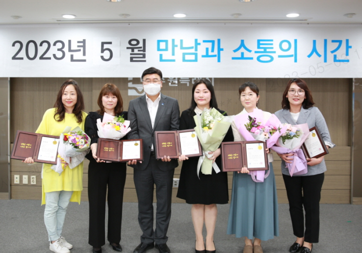 장안구가 영유아 보육유공자 6명에게 표창을 수여했다.