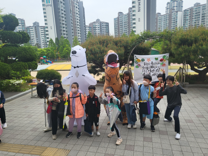 행복한 등굣길에 신난 학생들