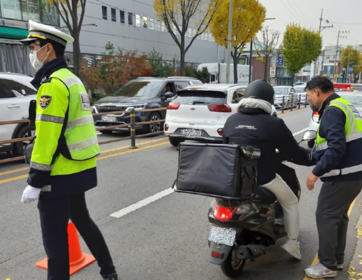 23년 상반기, 장안구에서는 교구정사거리에서 수원중부경찰서, 한국교통안전공단과 함께 이륜자동차 합동단속을 진행하고 있다.