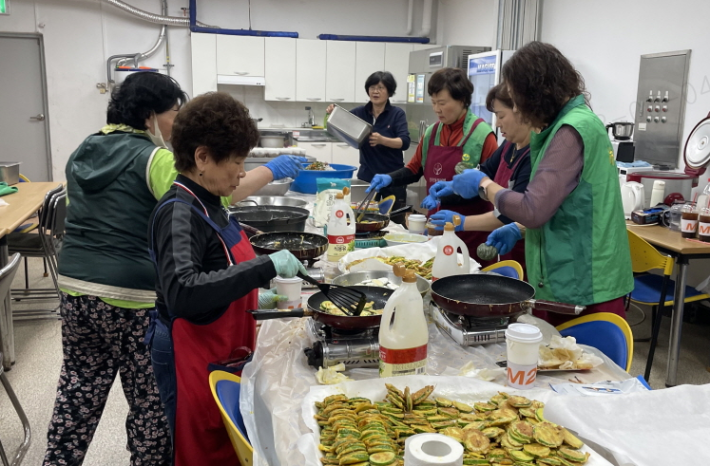 정자2동 새마을부녀회 회원들이 어버이날 맞이 반찬나눔 행사를 위해 음식을 준비하고 있다.