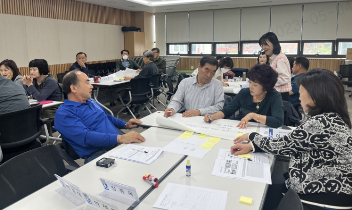 '수원시 찾아가는  주민자치학교' 교육에 참석한 영화동 주민자치위원들이 우리 마을 의제에 대하여 논의하고 있다.
