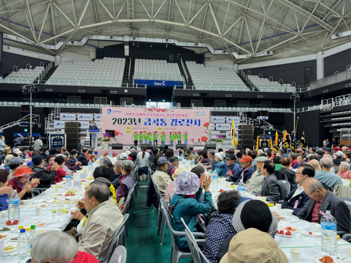 2023년 금곡동 경로잔치에 흥겨운 무대가 진행되고 있다.
