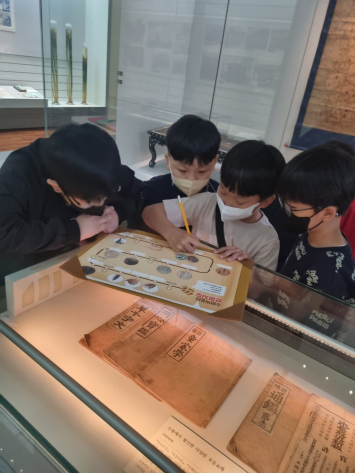 수원 유물 찾기 활동에 참여하는 수원매화초 어린이들