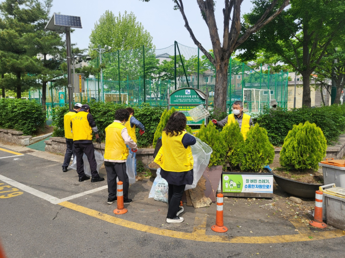 공원 인근 청소취약지역을 집중적으로 청소하고 있다