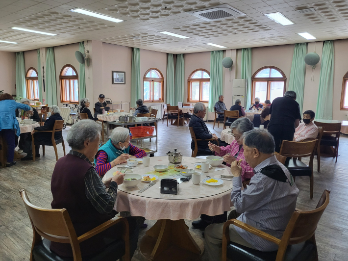 평화의 모후원 어르신들께 짜장면 대접