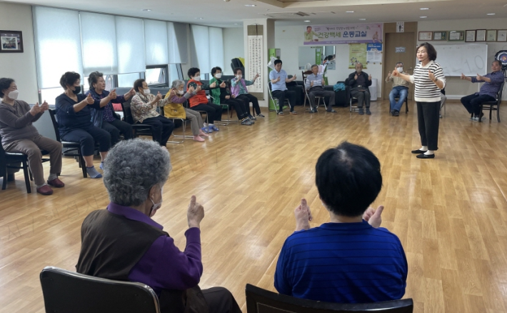 경로당 어르신들이 웃음 치료프로그램에 참여하고 있다.