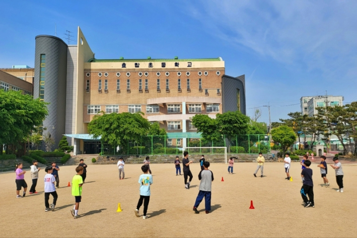 축구선수 출신 강사님과 효탑초등학교 학생 20명이 축구수업 활동하는 모습