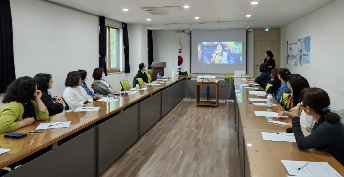 조원2동 새마을문고에서 인권교육 관련 영상을 시청하고 있다.