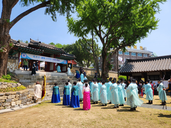 5월 11일 수원향교에서 열린 춘기 석전대제, 제례를 담당하는 집사들 입장