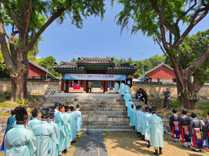 5월 11일 수원향교에서 열린 춘기 석전대제, 집사 및 유생들 입장