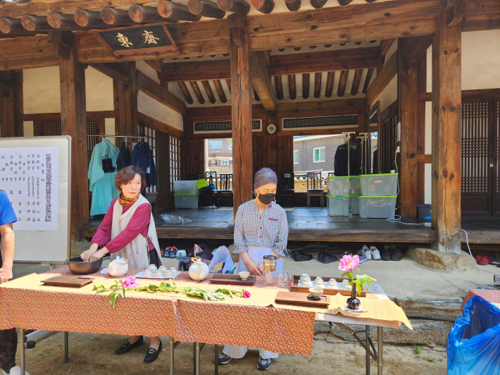 5월 11일 수원향교에서 열린 춘기 석전대제, 떡과 차를 대접하는 수원향교 장의들