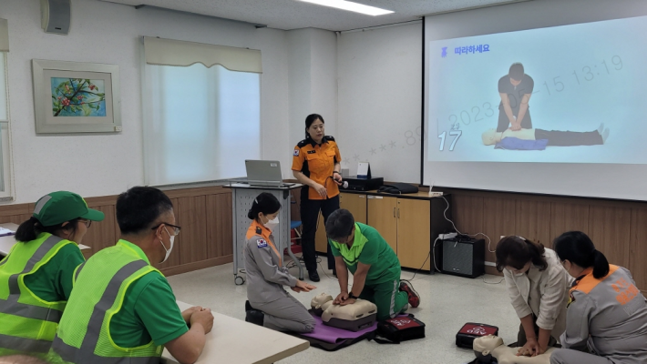 환경관리원들과 주민자치위원들이 심폐소생 실습을 진행하고 있다.