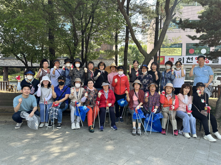 구운동에서 행락철을 맞아 대청소를 실시했다.