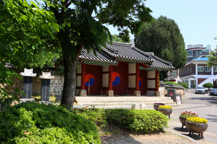 조선시대 교육기관 수원향교 옆, 이 시대의 교육기관 '유림회관'에서 명륜대학이 운영되고 있다.