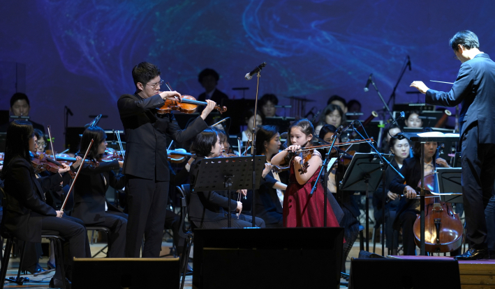 바이올리니스트 김덕우와 설요은이 수원시향과 협연하는 모습