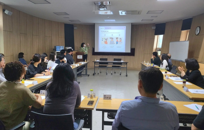 원천동 지역사회보장협의체 위원들 대상으로 역량강화 교육 실시하는 모습