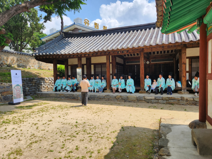 수원향교에서 진행된 '향교골에서 만난 정조대왕님', 수원향교 역사를 이야기하고 있다.